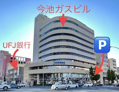 広小路通りから左折（のみ）で入庫できます。Pマークが地下駐車場入り口です。